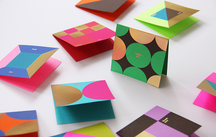 工廠設(shè)計創(chuàng)意產(chǎn)品目錄宣傳廣告頁彩色異形燙金雙膠紙三折頁印刷